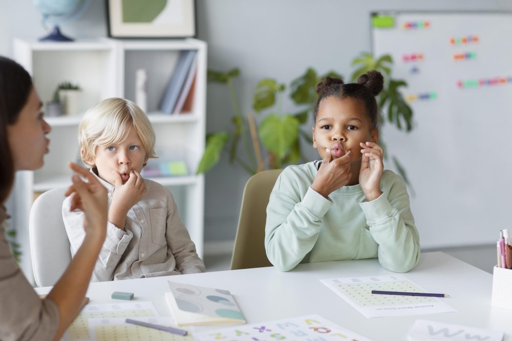 young-woman-doing-speech-therapy-with-children